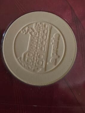 La Prairie Compact Face Powder in Beige on Red Case